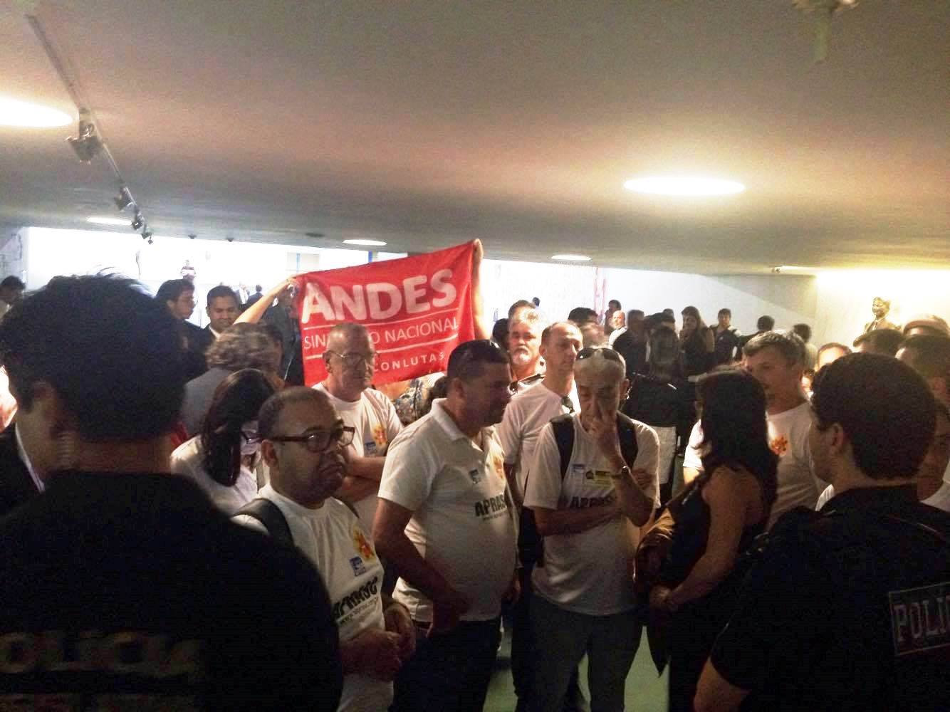 Diretores do Andes são barrados ao tentar entrar na Câmara para acompanhar votação do Escola sem Partido