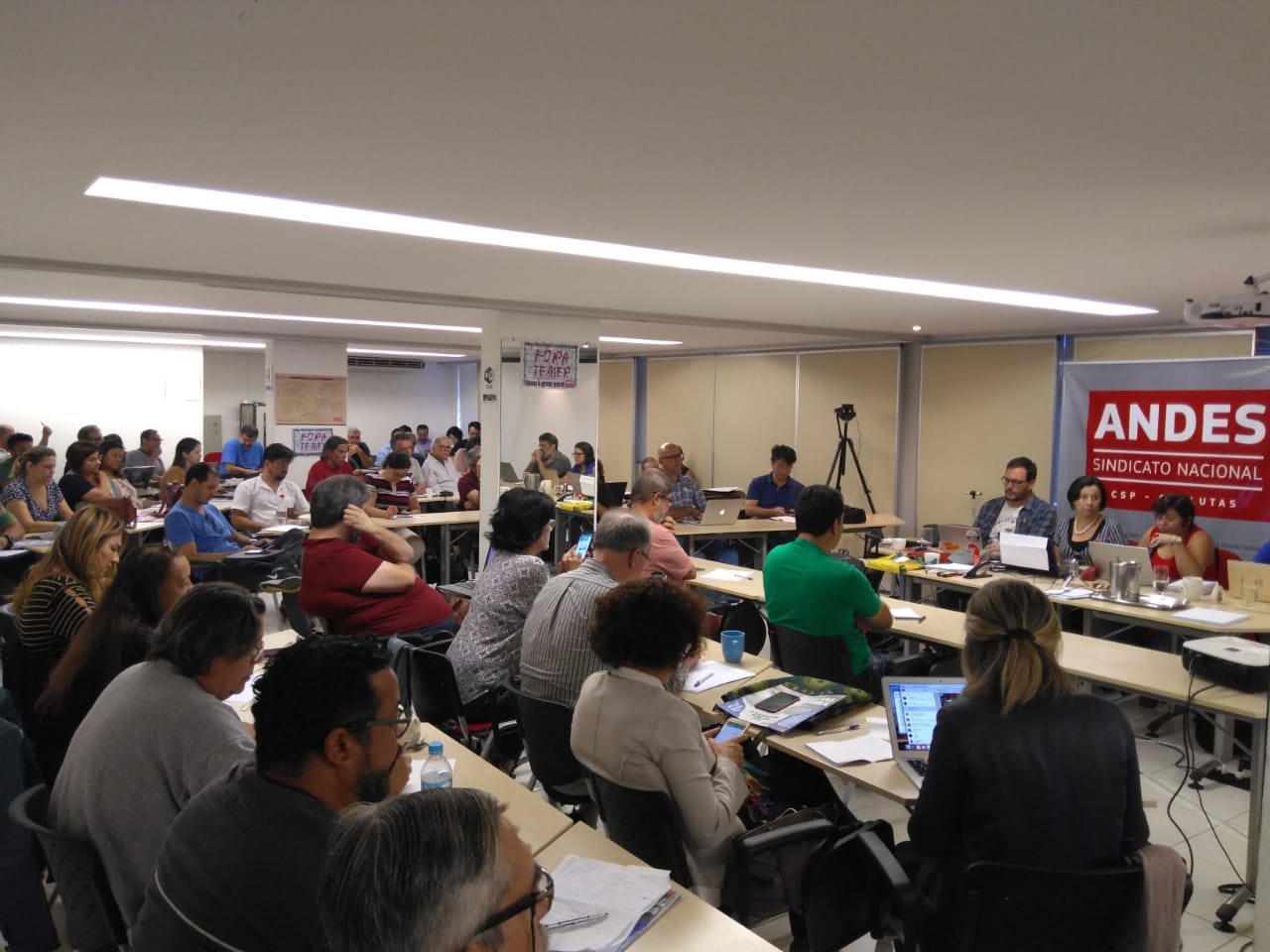 Andes realiza seminário sobre reorganização da classe trabalhadora e Aspuv participa com uma representante