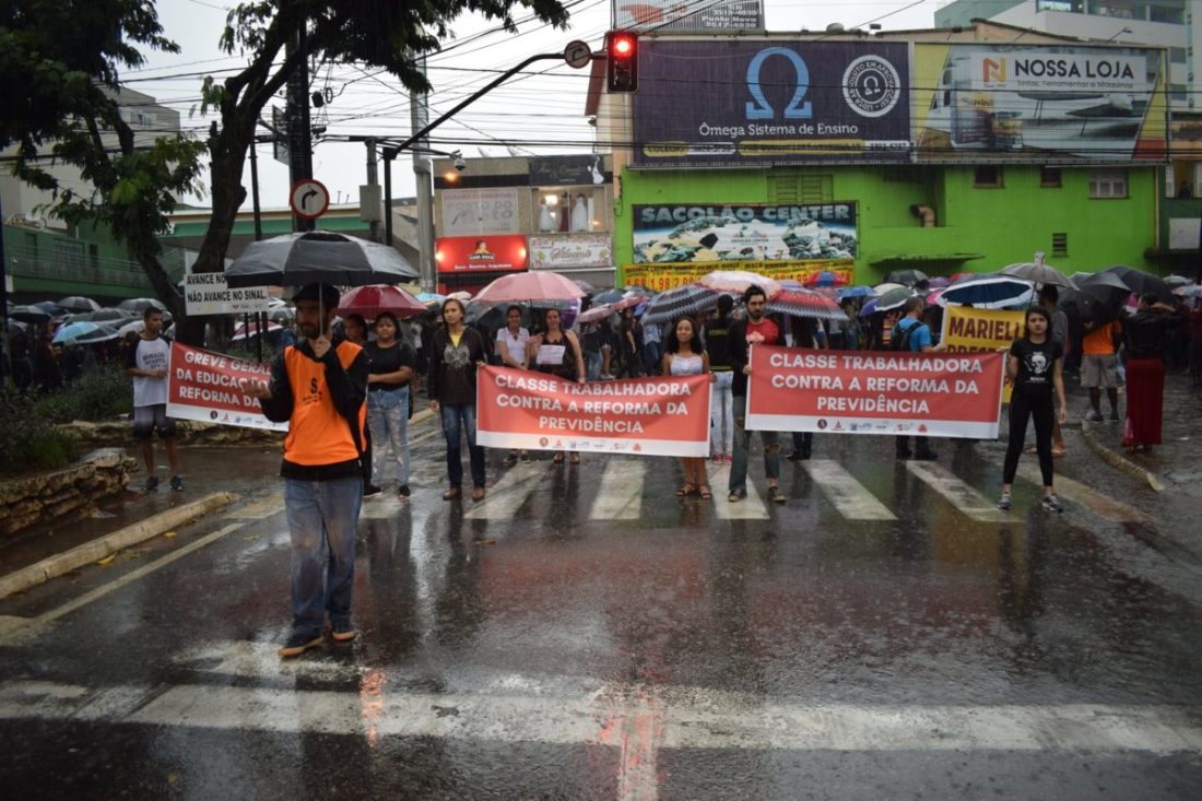 Cinco mil pessoas participam de ato em Viçosa no dia de Greve Nacional da Educação