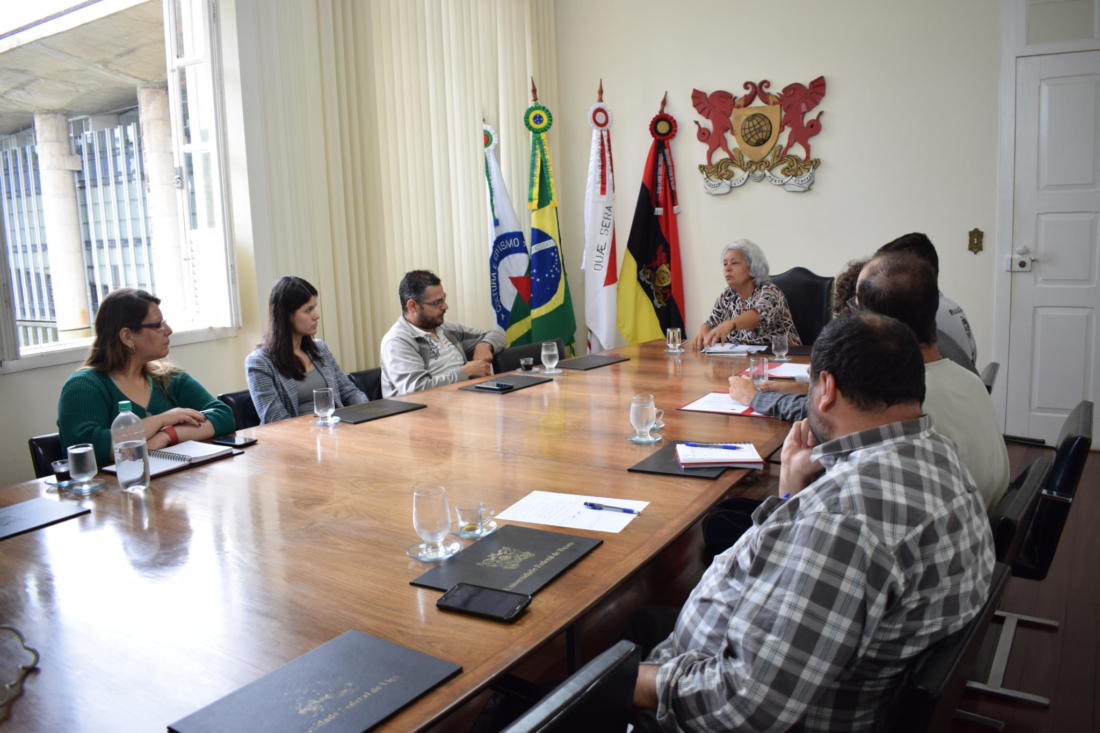 Reitora fala sobre contingenciamento orçamentário da UFV em reunião com entidades representativas