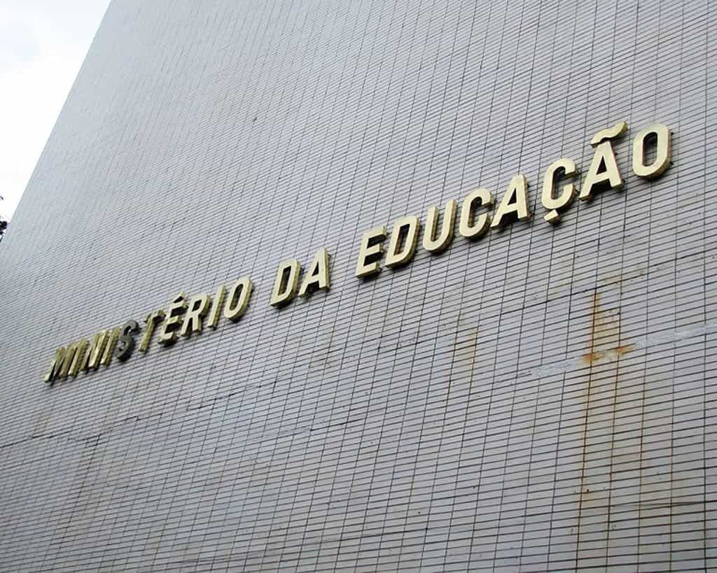 Orçamento 2021 do MEC pode fechar cursos, impossibilitar ENEM e bolsas