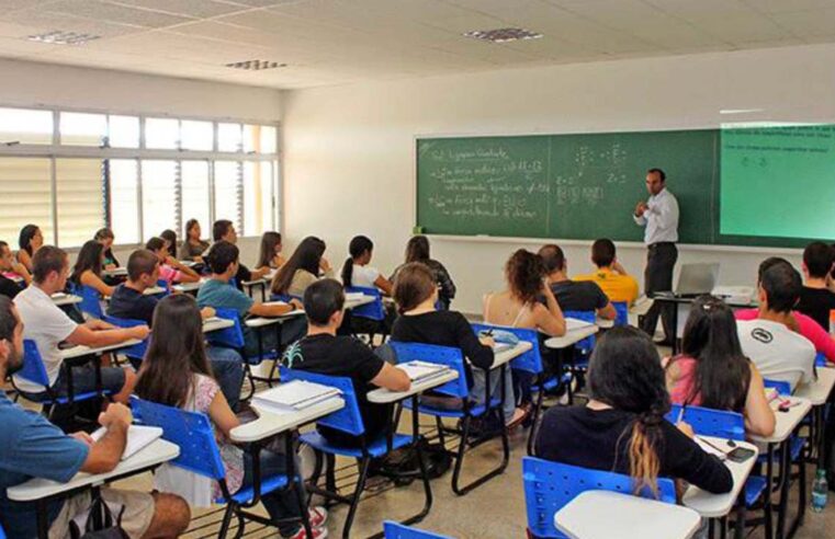 Aprovada urgência em projeto que proíbe suspensão das aulas presenciais na pandemia