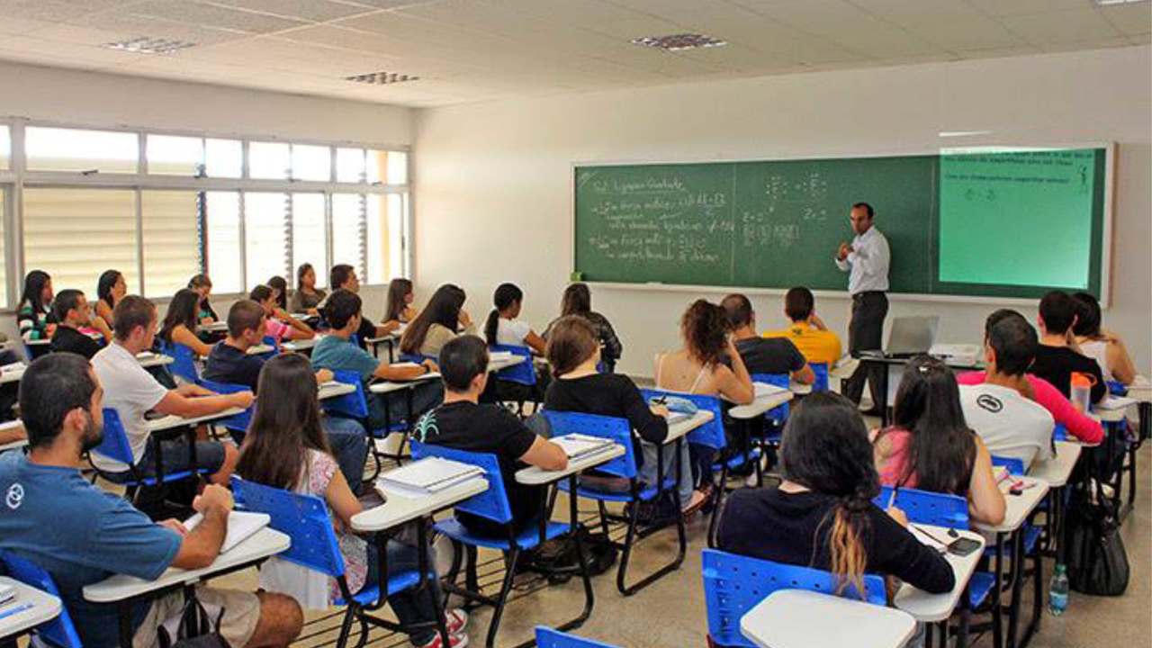 Aprovada urgência em projeto que proíbe suspensão das aulas presenciais na pandemia