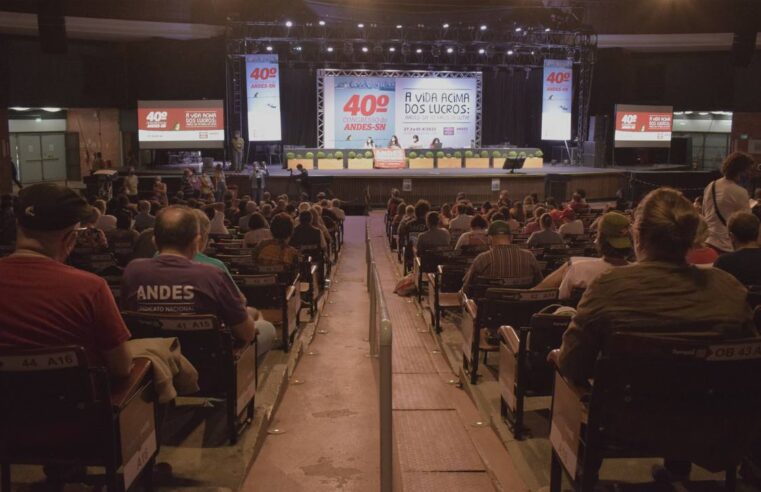 Primeira plenária do 40º Congresso do ANDES-SN levanta questões da conjuntura e luta docente