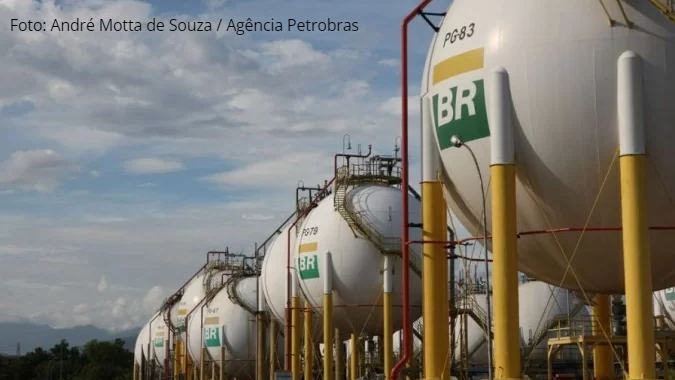 Petróleo nacional corresponde a 94% do refino no Brasil, mas política de preços ignora essa realidade