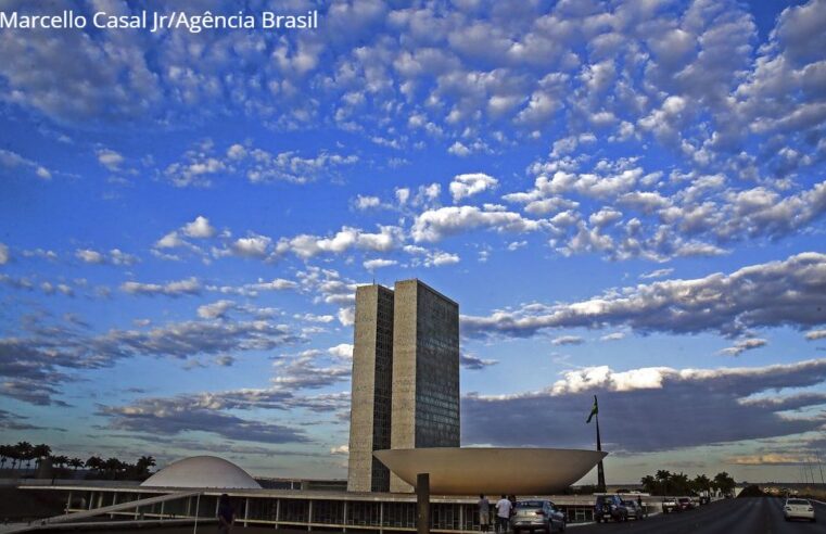 Proposta que extingue abono de permanência tramita na Câmara dos Deputados