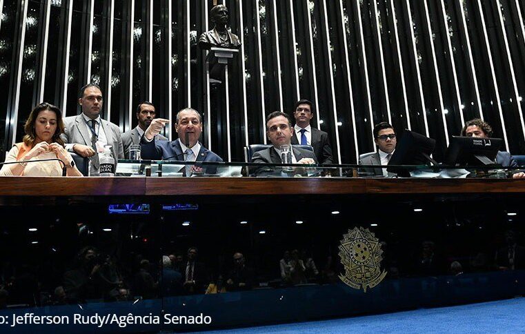 Senado aprova arcabouço fiscal e texto volta à Câmara