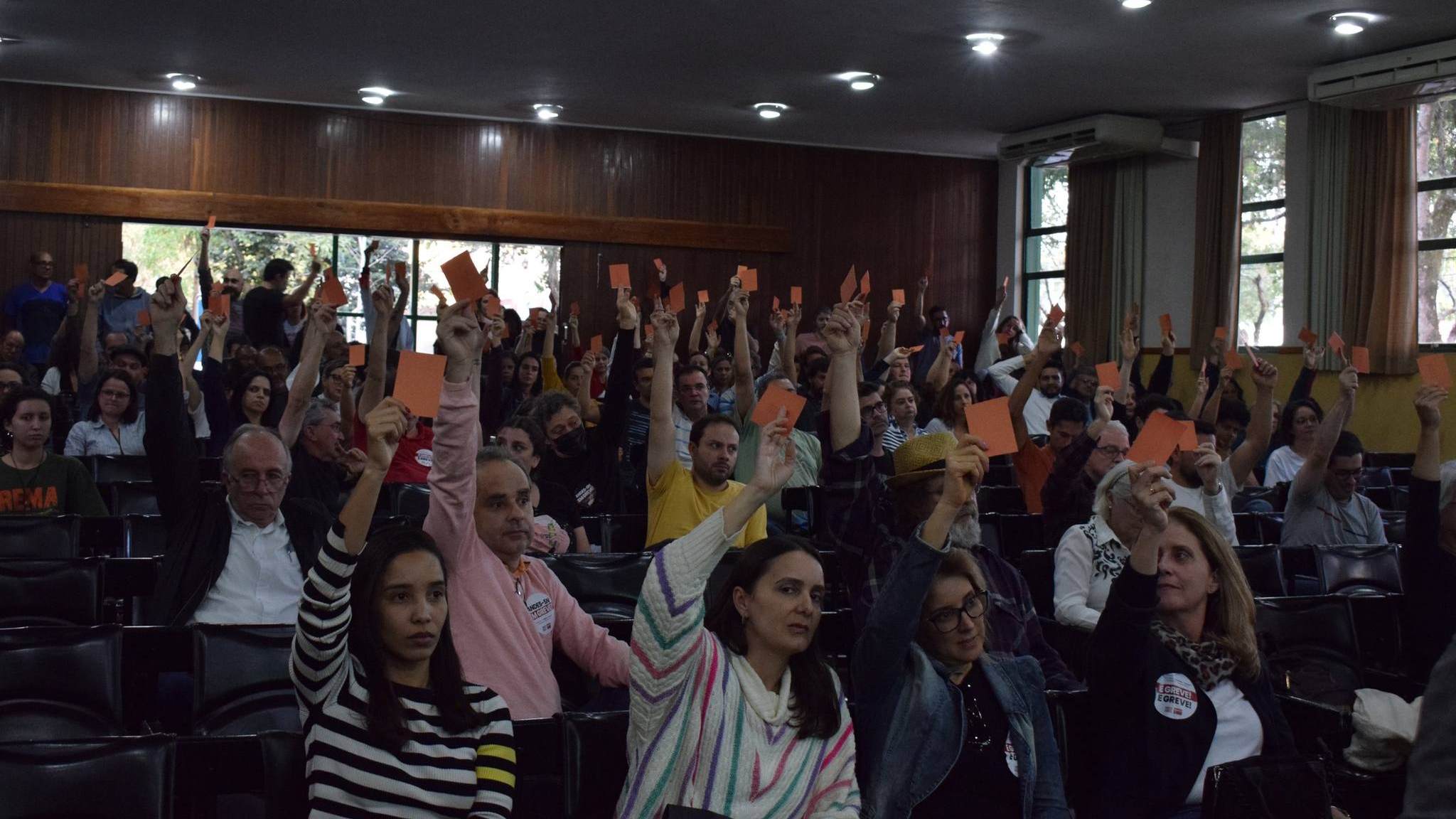 Assembleia docente decide pela permanência em greve e rejeição ao acordo com o governo