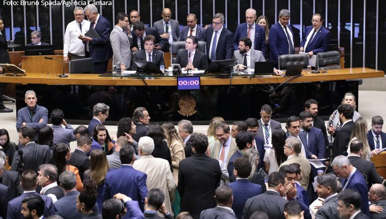 Câmara aprova projeto que exclui recursos do Fundo do Pré-Sal para saúde e educação do arcabouço fiscal