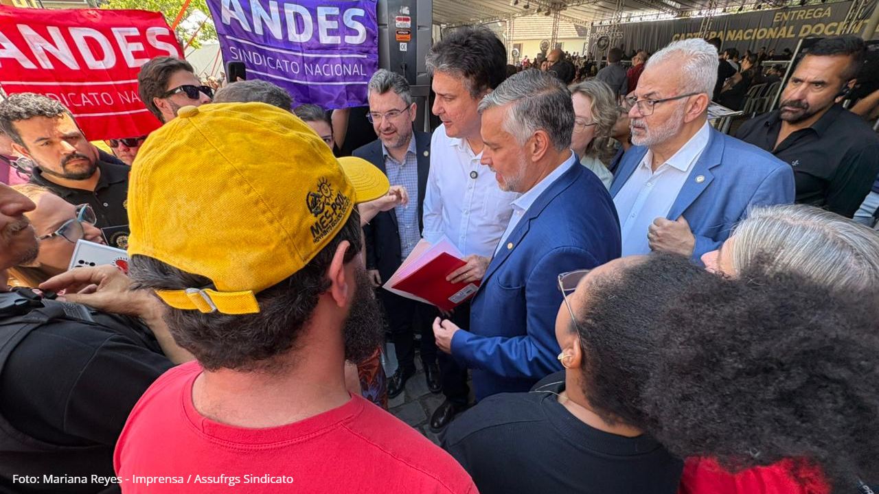 ANDES-SN entrega carta ao MEC cobrando cumprimento integral do Acordo de Greve de 2024