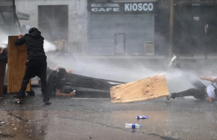 Em meio a protestos e forte repressão, Senado da Argentina aprova Reforma Trabalhista