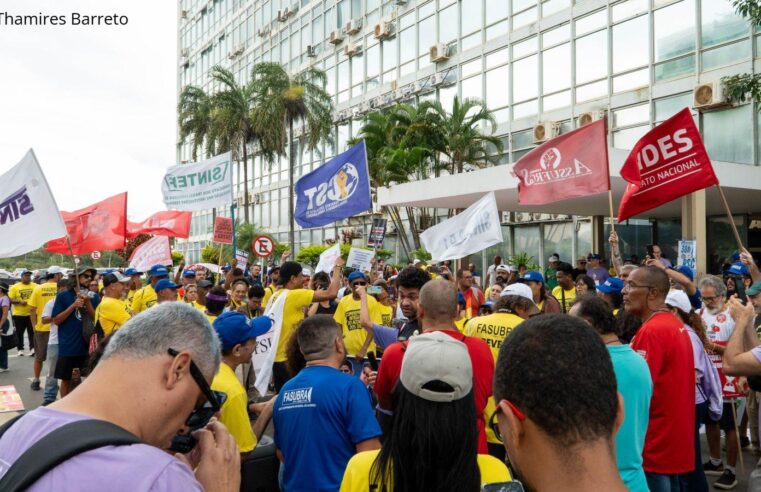 Ato em Brasília cobra cumprimento do acordo de greve: ASPUV esteve presente