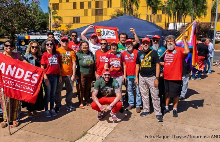 Servidores pressionam Congresso por projeto que estabelece negociação coletiva no serviço público